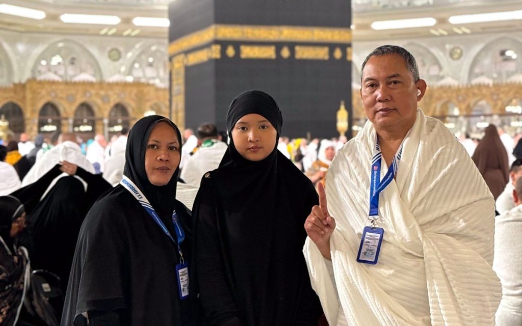 Jamaah Elharamain Wisata, Keluarga jamaah di depan Ka'bah · Maret 2026